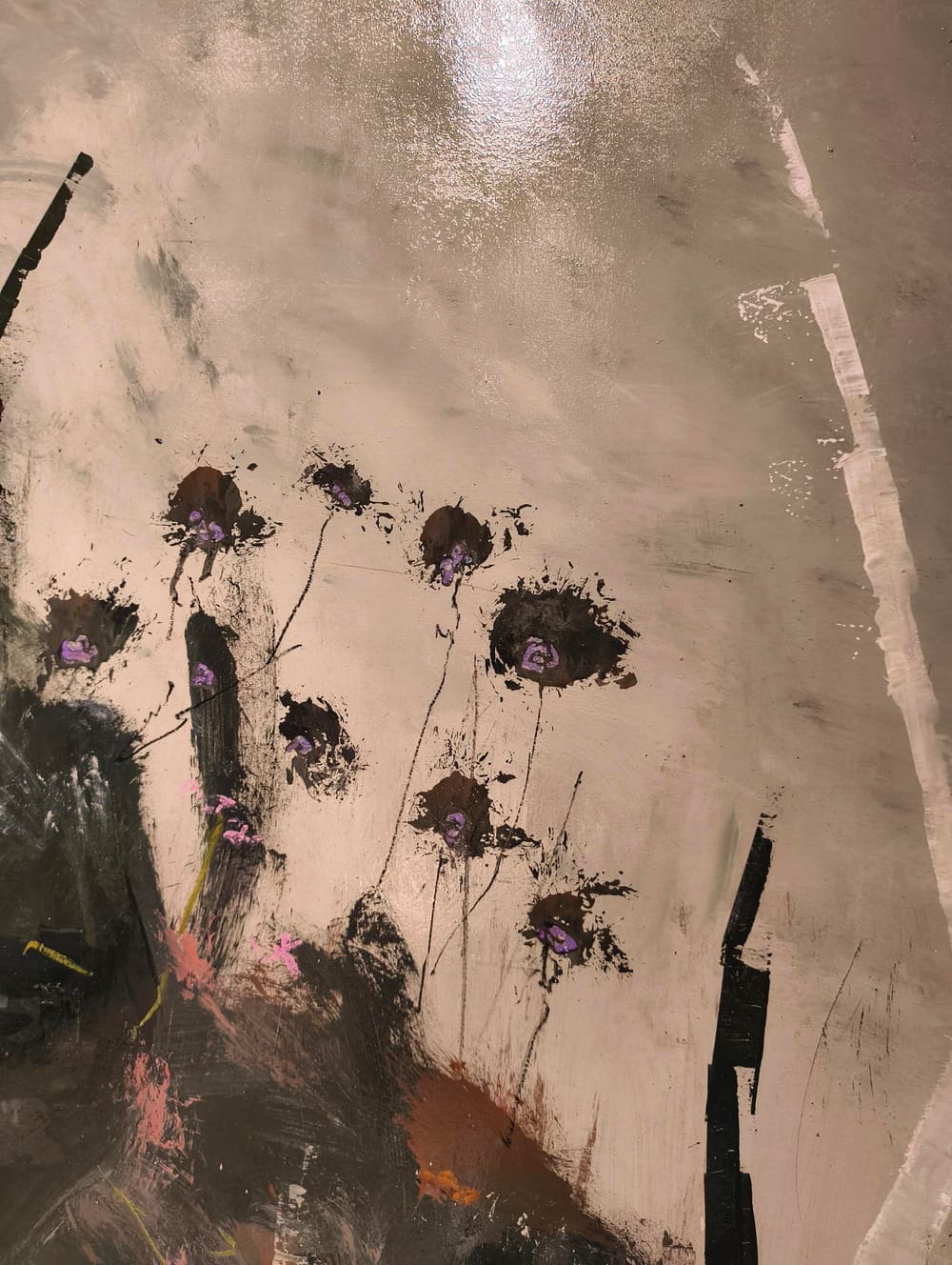 Dettaglio di pittura astratta: forme scure simili a fiori su fondo chiaro con accenni viola