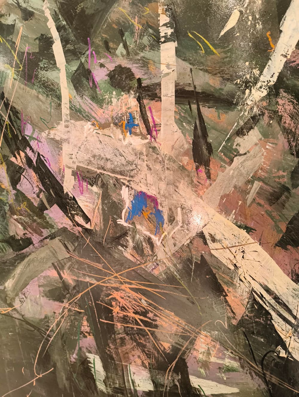 Dettaglio di pittura astratta: intreccio gestuale di verdi, rosa e schizzi arancio con un punto blu