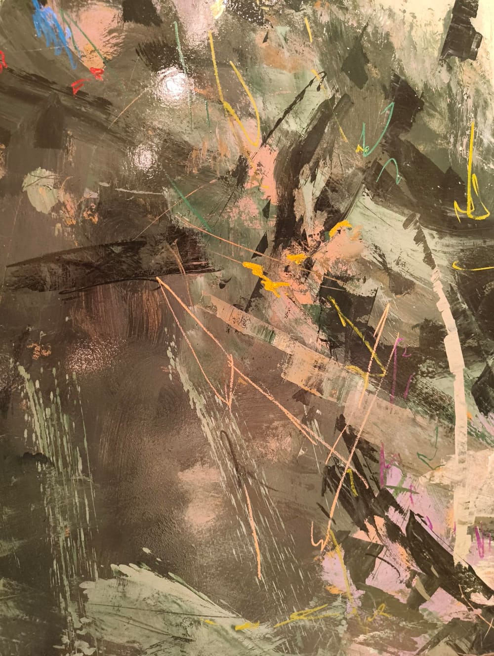 Dettaglio di pittura astratta: superficie verde scuro e grigia con pennellate materiche e accenni rosa